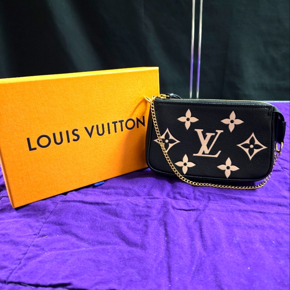 EUC LOUIS VUITTON EMPRIENTE BLACK WITH WHITE MONOGRAM LEATHER POUCHETTE